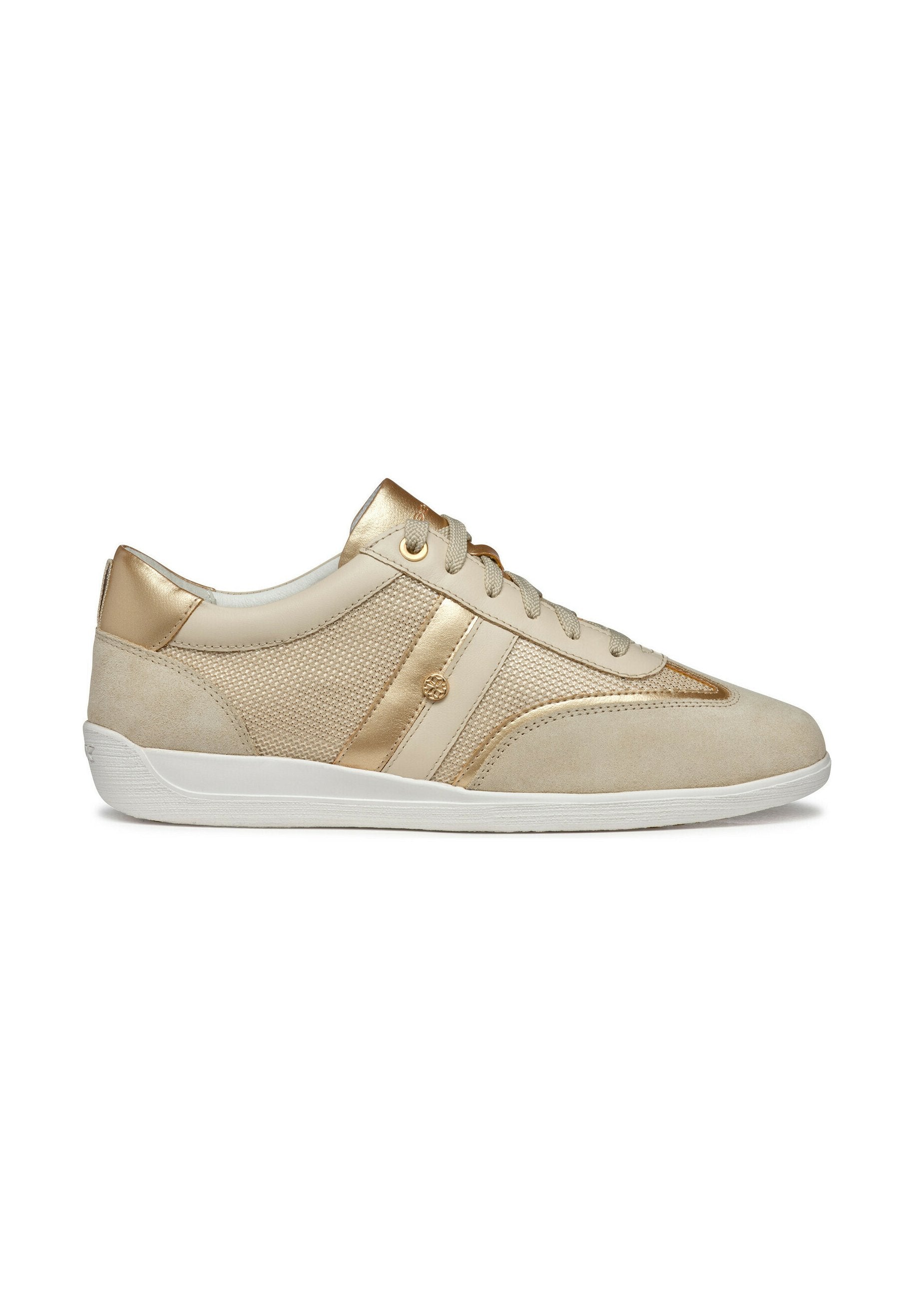 Beige Sneaker aus einer Kombination von glattem Leder und Wildleder, mit goldenen Akzenten, Mesh-Seitenpaneelen und einer weißen Gummisohle mit strukturierten Details.