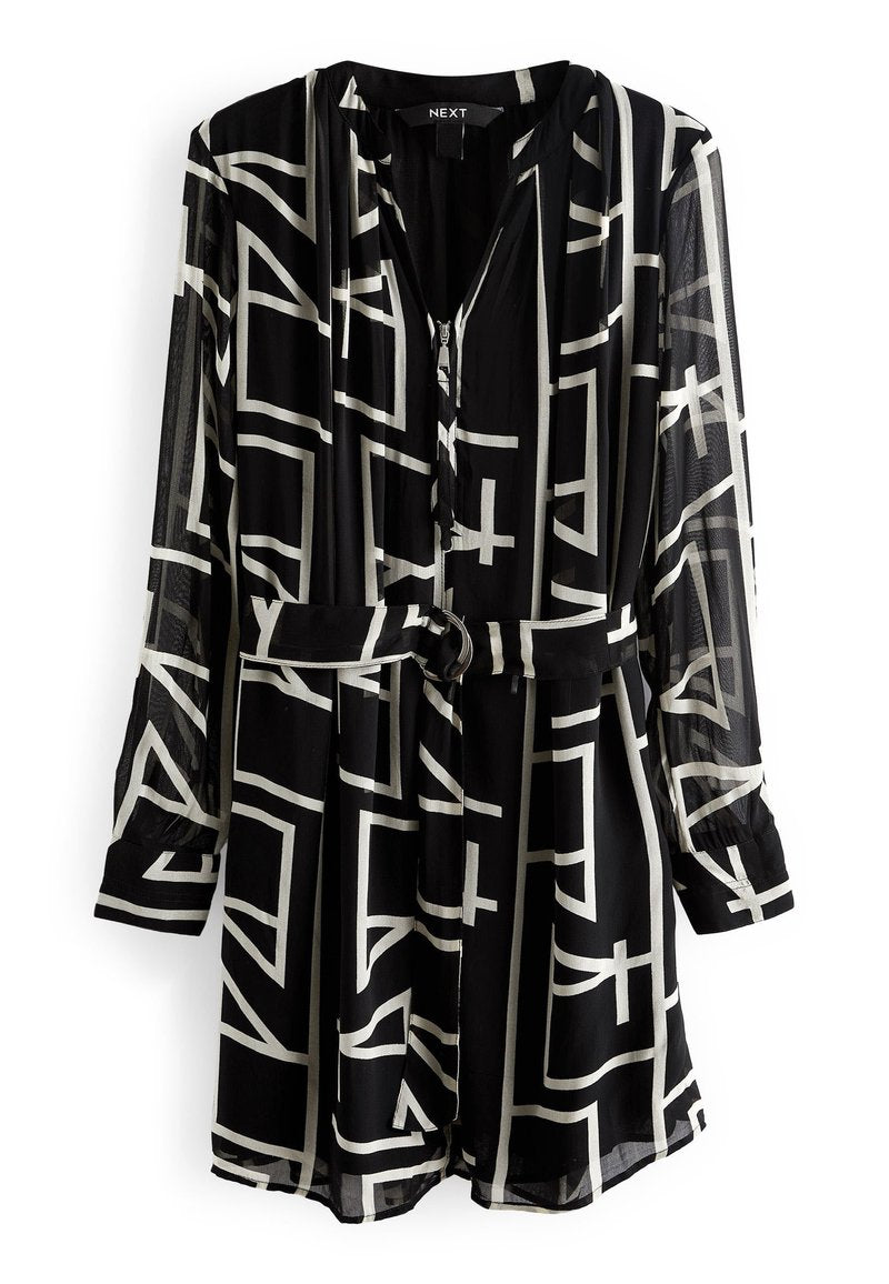 Schwarzes langärmliges Kleid mit einem geometrischen weißen Muster, einer Knopf-Frontleiste und einem Stoffgürtel in der Taille. Glatte Textur.