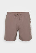 Braune Badeshorts aus glattem Stoff, mit einem Bindegürtel und einem weißen Logo, das an der Seite gedruckt ist.