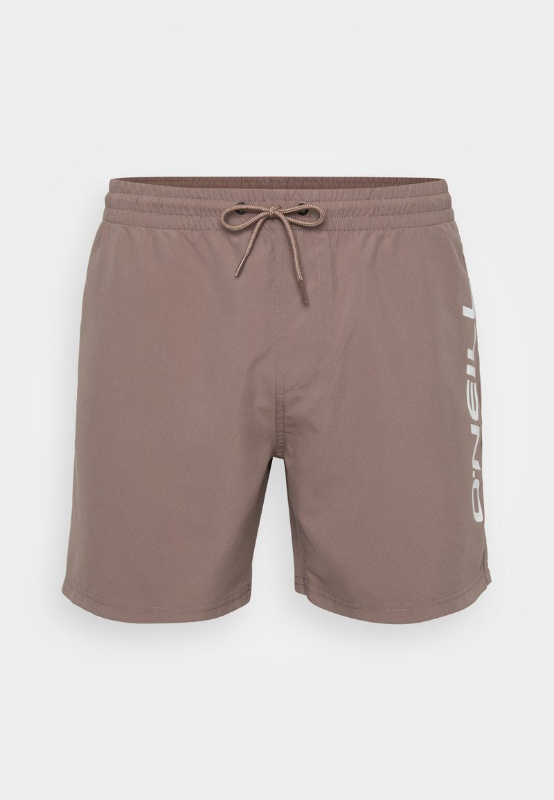 Braune Badeshorts aus glattem Stoff, mit einem Bindegürtel und einem weißen Logo, das an der Seite gedruckt ist.
