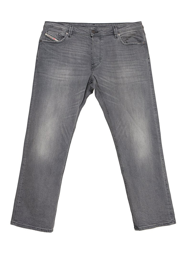 Graue Jeans aus Denim mit geradem Bein, fünf Taschen, Knopfverschluss und leichtem Verblassen an den Oberschenkeln und Knien.