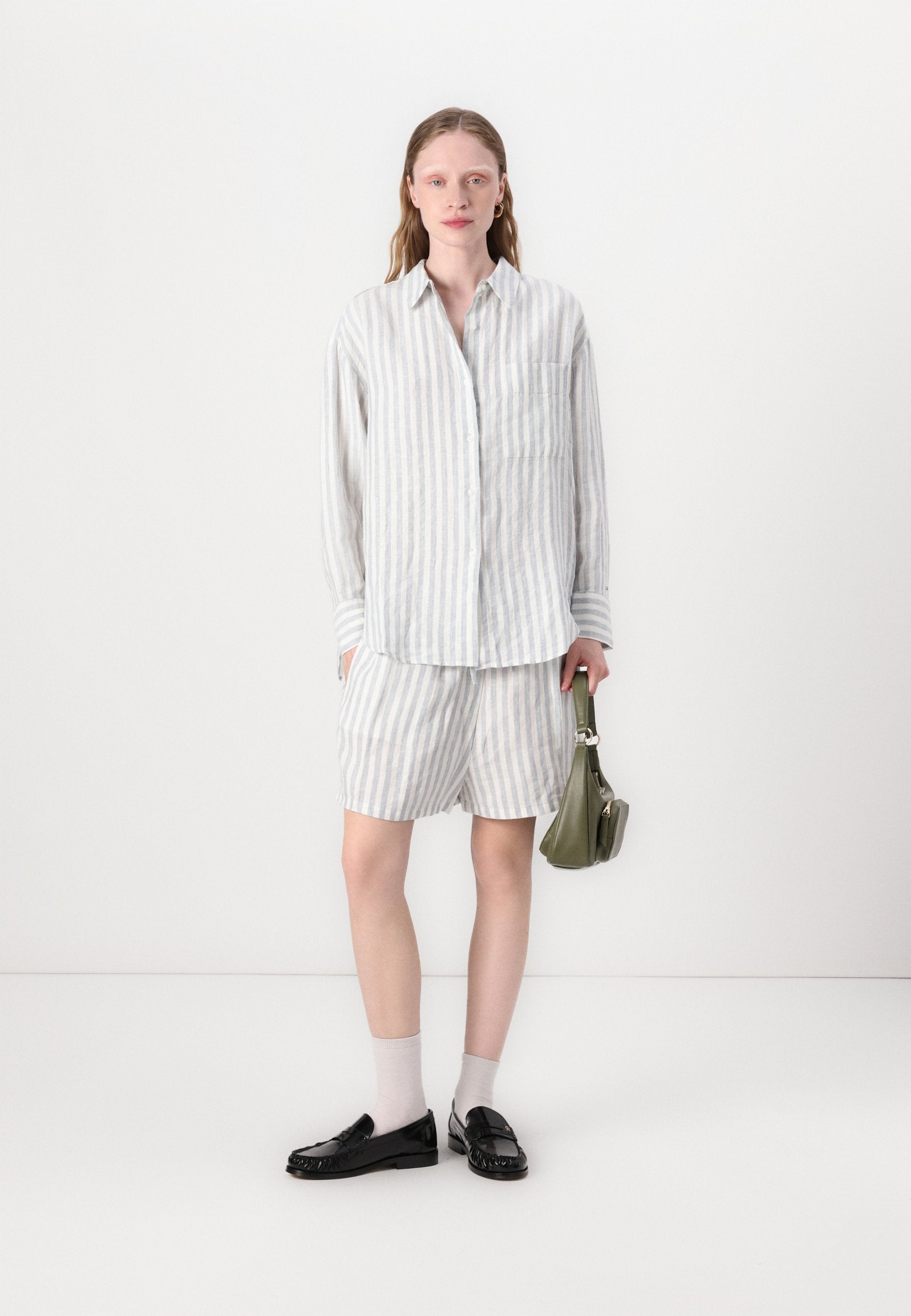 EASY SHIRT Media 2
