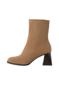 Braune Wildleder-Ankle-Boots mit runder Zehenpartie und strukturiertem Blockabsatz. Der Schaft ist glatt und eng anliegend und endet knapp über dem Knöchel.