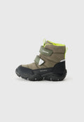 Grüne und schwarze wasserdichte Stiefel mit zwei Klettverschlüssen, rutschfester Gummisohle und leuchtend grüner Innenausstattung für Isolierung und Komfort.