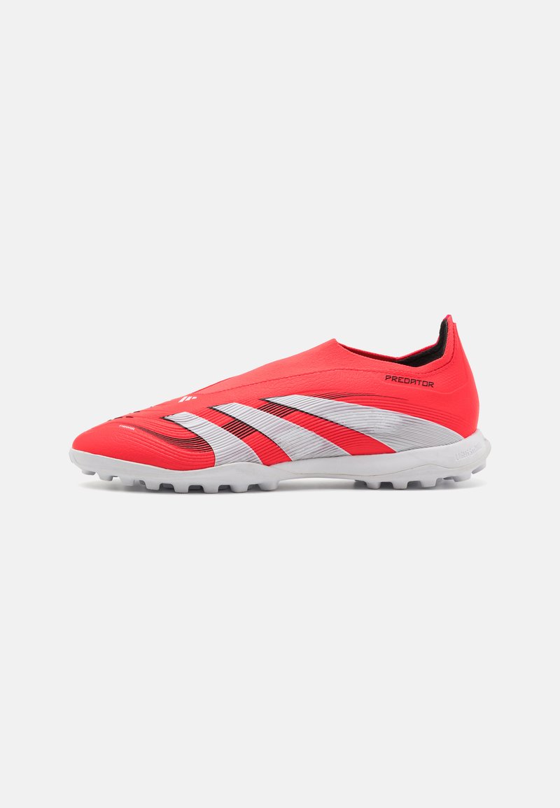 Roter Fußballschuh mit schlankem Design, der ein dehnbares Obermaterial und drei weiße diagonale Streifen aufweist. Texturierte Oberfläche mit einer weißen Sohle.