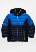 Padded Jacke mit einer blauen und schwarzen Farbgestaltung, Reißverschluss vorne, Kapuze und leuchtend gelben Akzenten sowie zwei seitlichen Reißverschlusstaschen.
