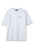 Weißes oversized T-Shirt mit kurzen Ärmeln, Rundhalsausschnitt und kleinem blauem "PEGADOR"-Logo auf der linken Brust.