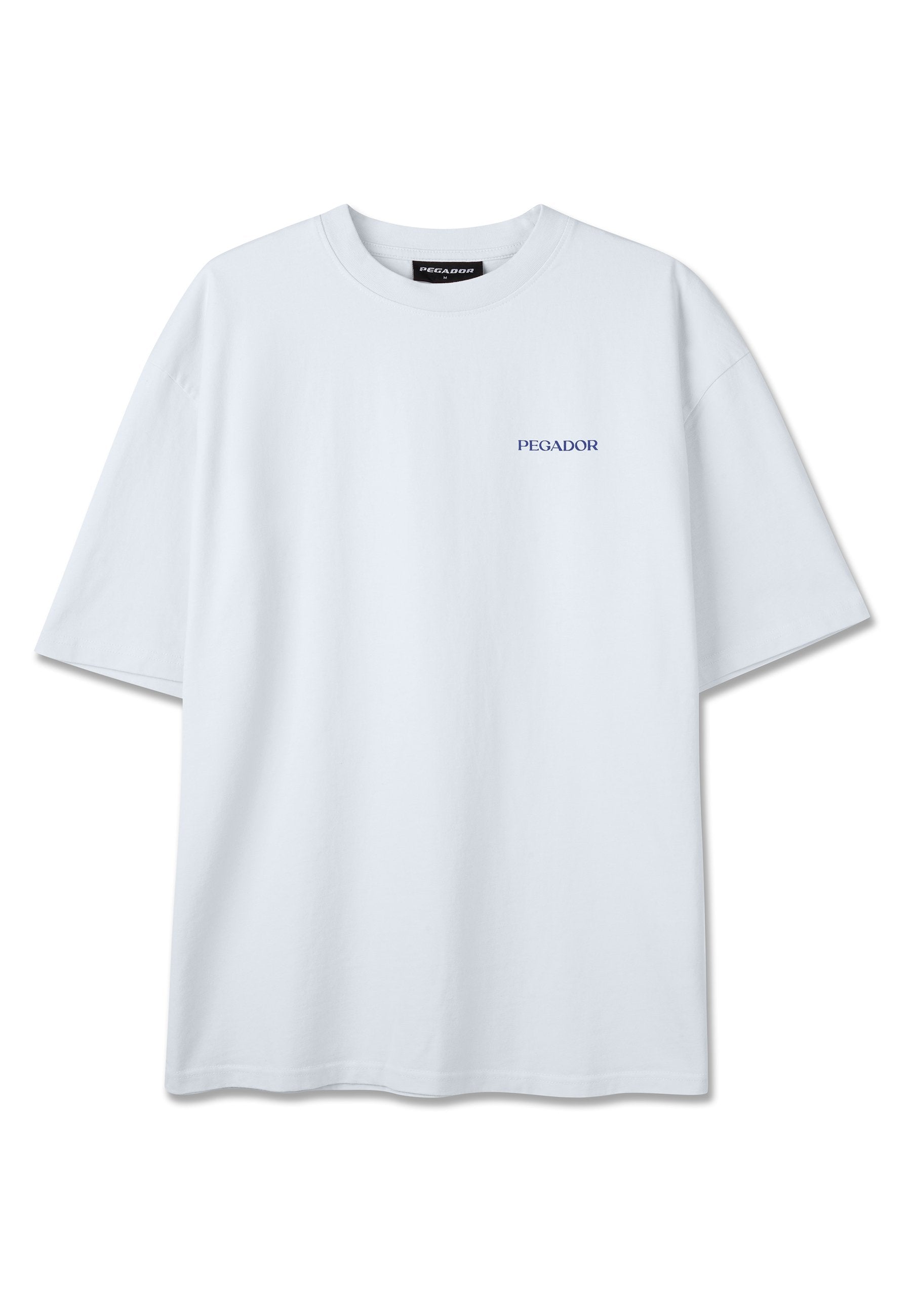 Weißes oversized T-Shirt mit kurzen Ärmeln, Rundhalsausschnitt und kleinem blauem "PEGADOR"-Logo auf der linken Brust.