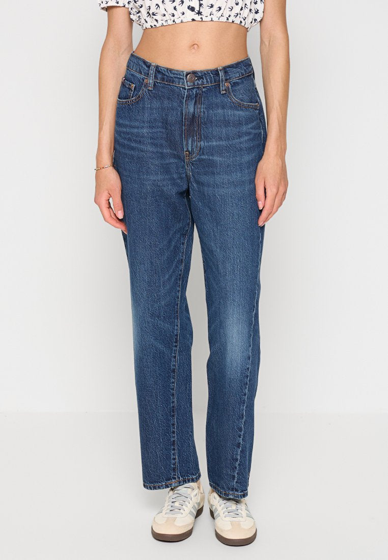 Hochgeschnittene blaue Denim-Jeans mit geradem Bein, sichtbar abgesteppt, im Fünf-Taschen-Design und mit Knopfschlitz.