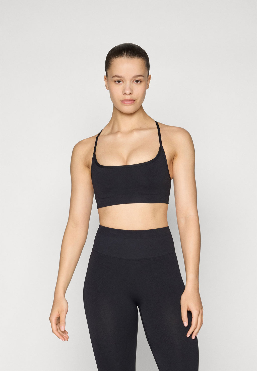Fabletics SLEEK SEAMLESS STRAPPY LOW IMPACT BRA