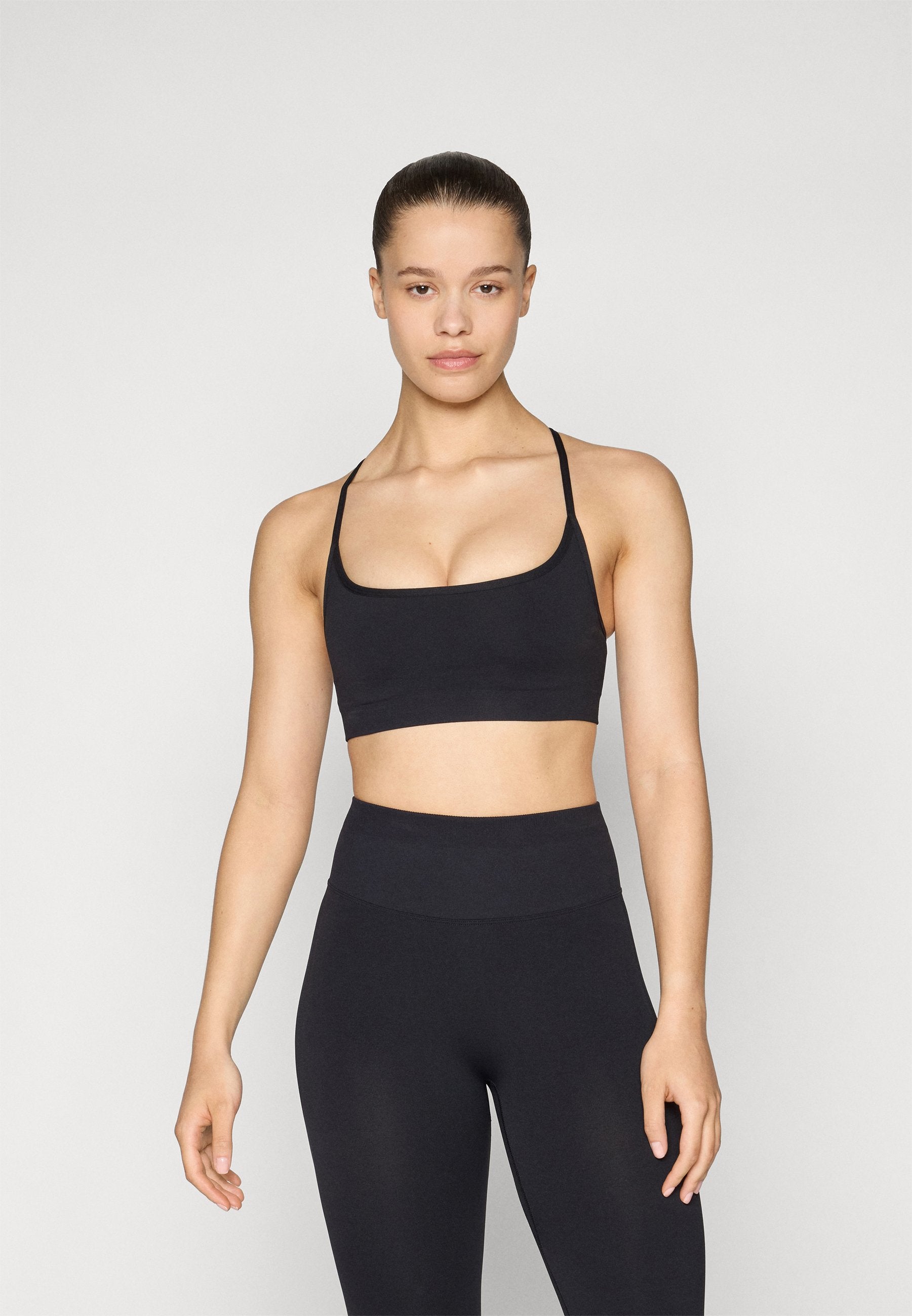 Fabletics SLEEK SEAMLESS STRAPPY LOW IMPACT BRA