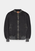 Schwarze Denim-Bomberjacke mit Reißverschluss vorne, ribbed Bündchen und Kragen. Verfügt über zwei Seitentaschen und eine strukturierte Oberfläche.