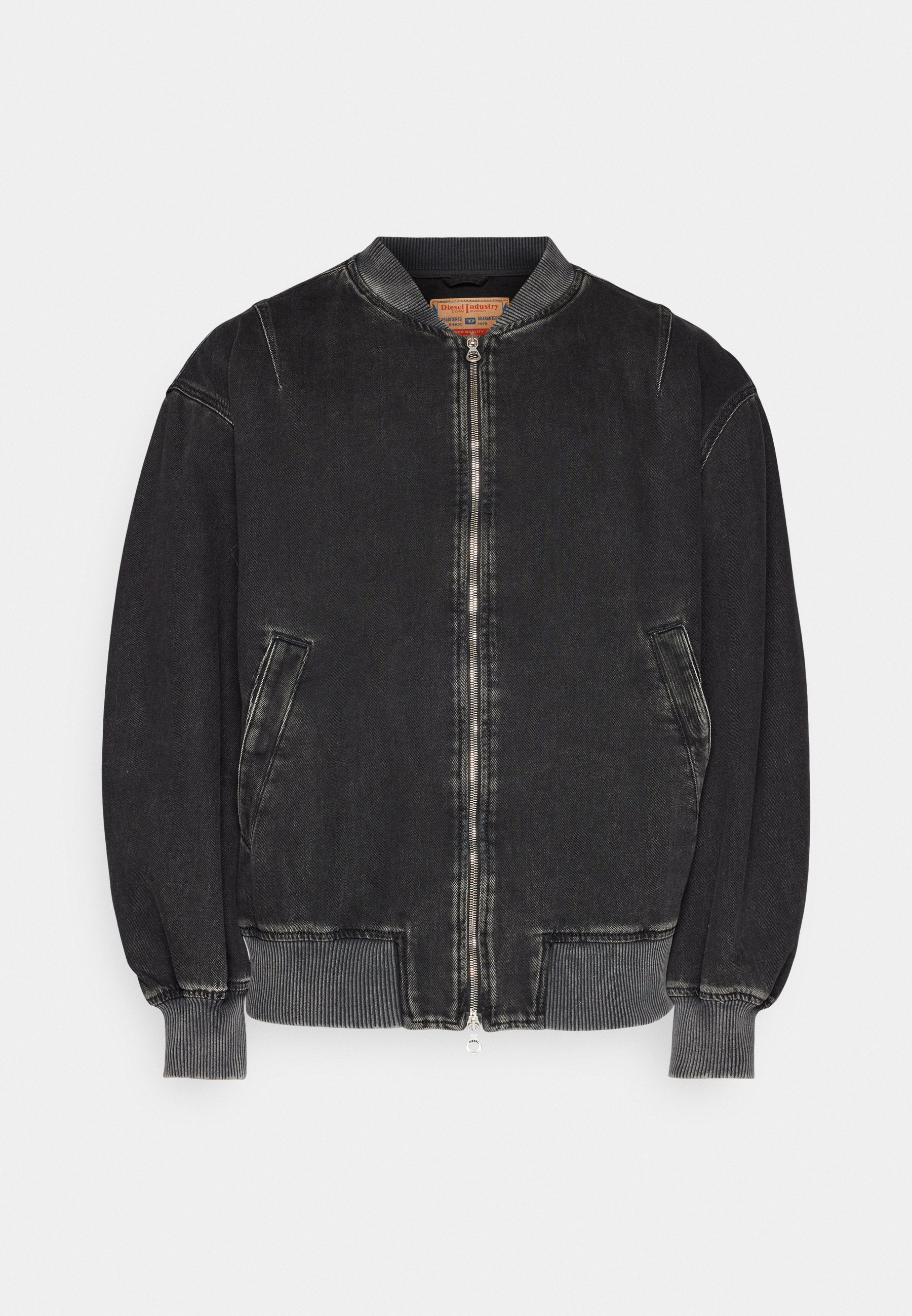 Schwarze Denim-Bomberjacke mit Reißverschluss vorne, ribbed Bündchen und Kragen. Verfügt über zwei Seitentaschen und eine strukturierte Oberfläche.