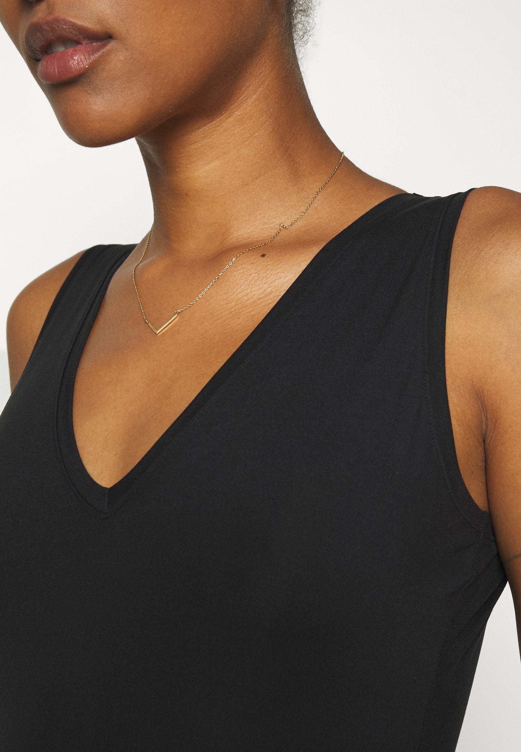 Spanx SUIT YOURSELF BODYSUIT V-NECK TANK