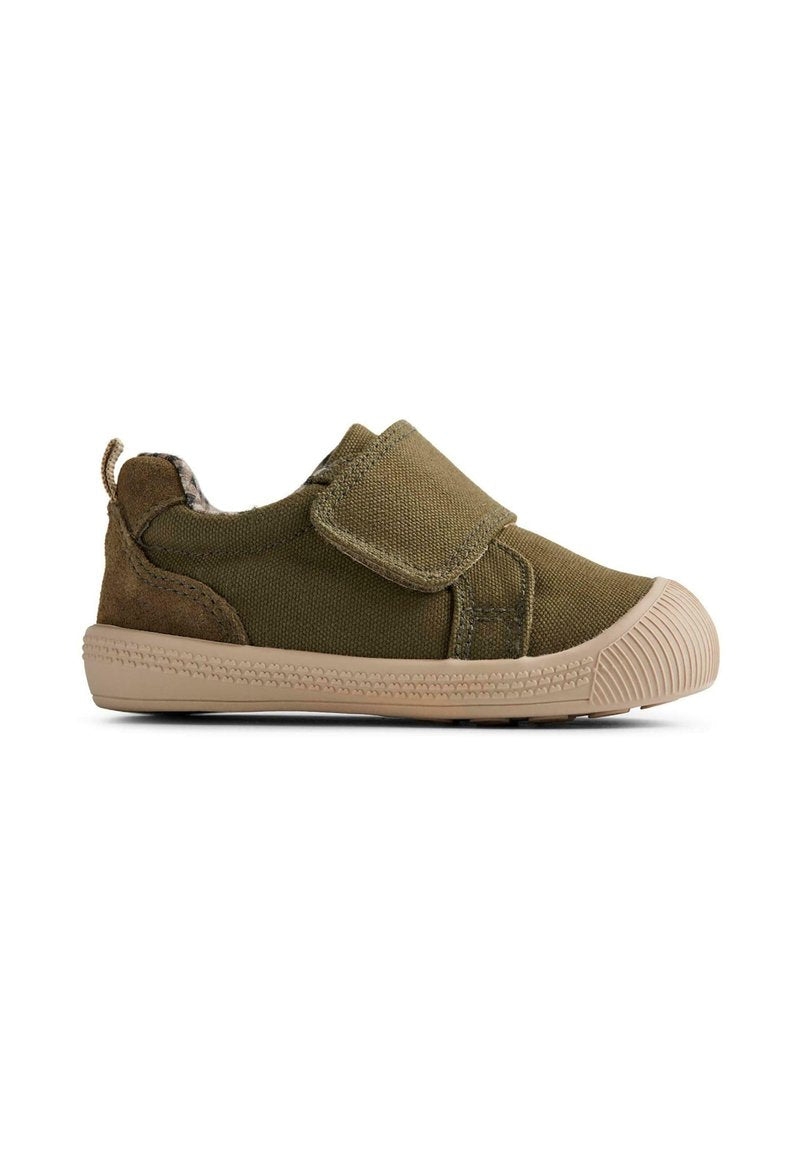 Olivgrüner Slipper aus Canvas mit Wildlederelementen, ausgestattet mit einem Klettverschluss und einer beigen Gummisohle mit strukturierten Details.