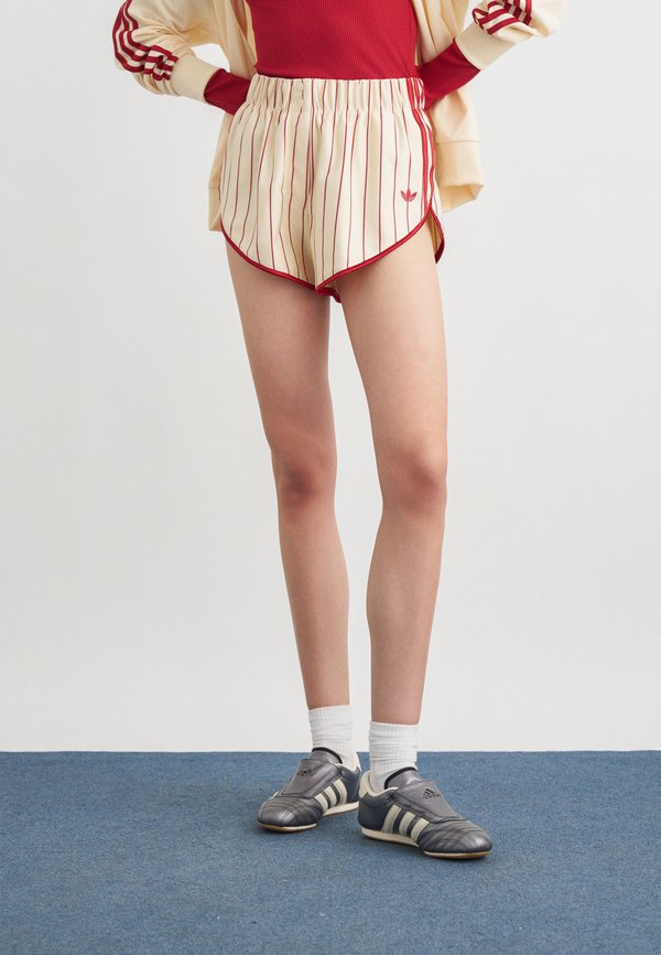 adidas Originals PINSTRIPE - Shorts - warm vanilla/team victory red