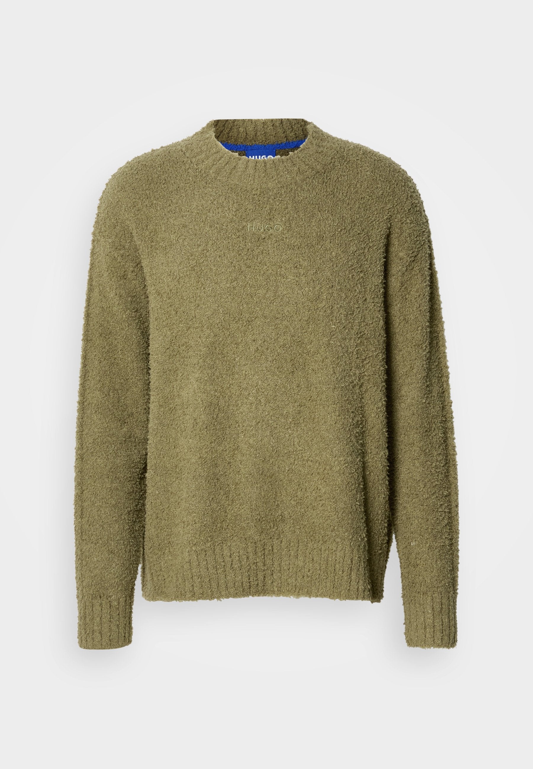 Olivgrüner, flauschiger Pullover mit rundem Ausschnitt, gerippten Bündchen und Saum, der ein dezentes Markenlogo auf der Brust gestickt hat.