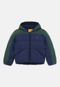 Hooded Pufferjacke mit navyblauem Körper und grünen Ärmeln, ausgestattet mit einem Frontreißverschluss und zwei schrägen Taschen.