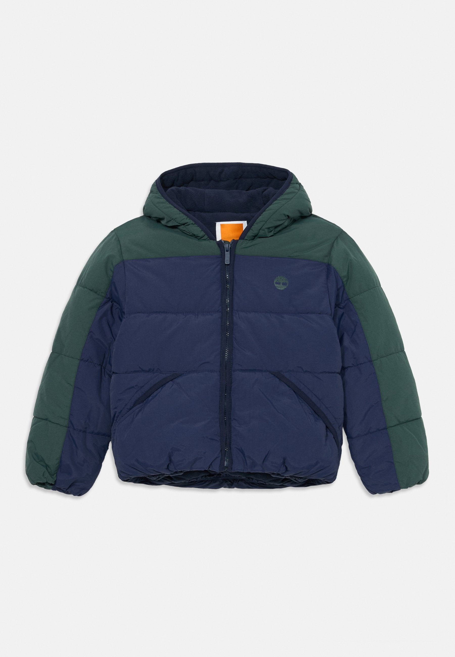 Hooded Pufferjacke mit navyblauem Körper und grünen Ärmeln, ausgestattet mit einem Frontreißverschluss und zwei schrägen Taschen.