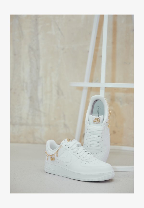 Nike Sportswear AIR FORCE 1 - Trainers - white/metallic gold