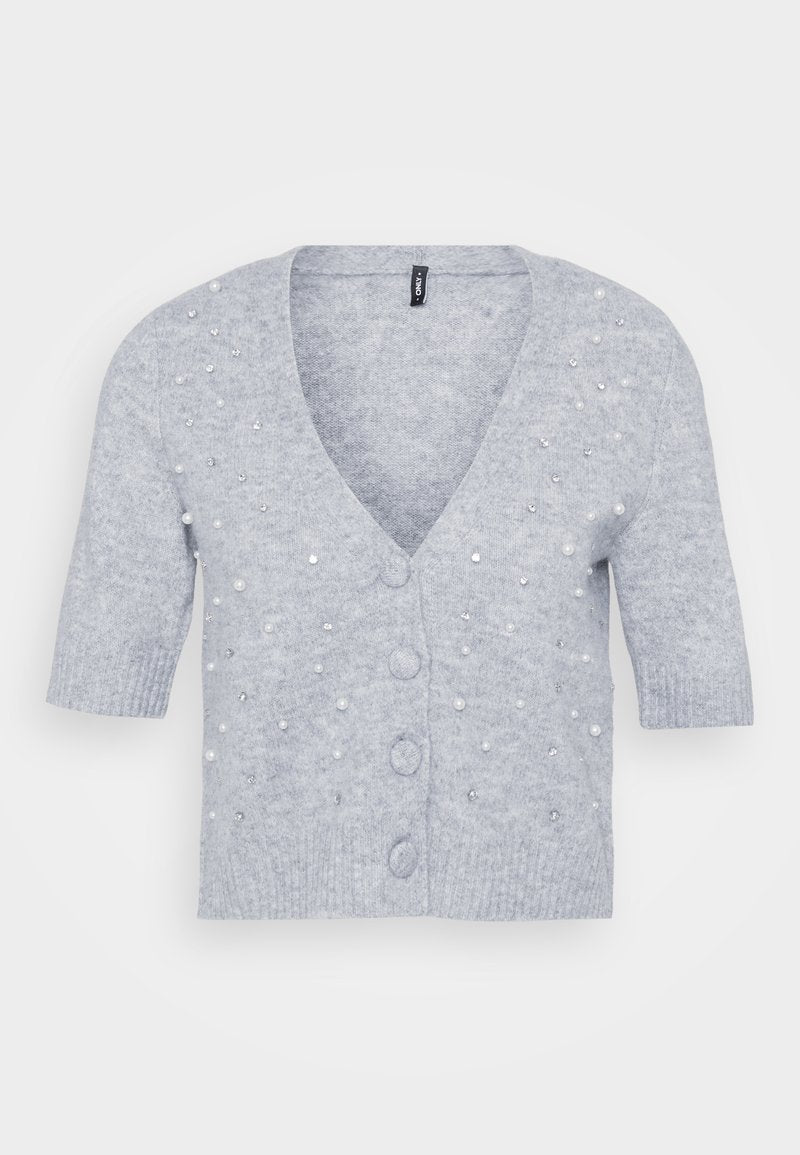 Hellgraue Strickjacke mit kurzen Ärmeln, V-Ausschnitt, Knöpfen vorne und verziert mit Perlen- und Strassdetails. Weiche Stricktextur.