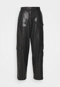Schwarze Cargo-Hose aus Kunstleder mit hoher Taille, die mehrere Seitentaschen, einen Knopfverschluss und ein lockeres, gerades Bein-Design aufweist.