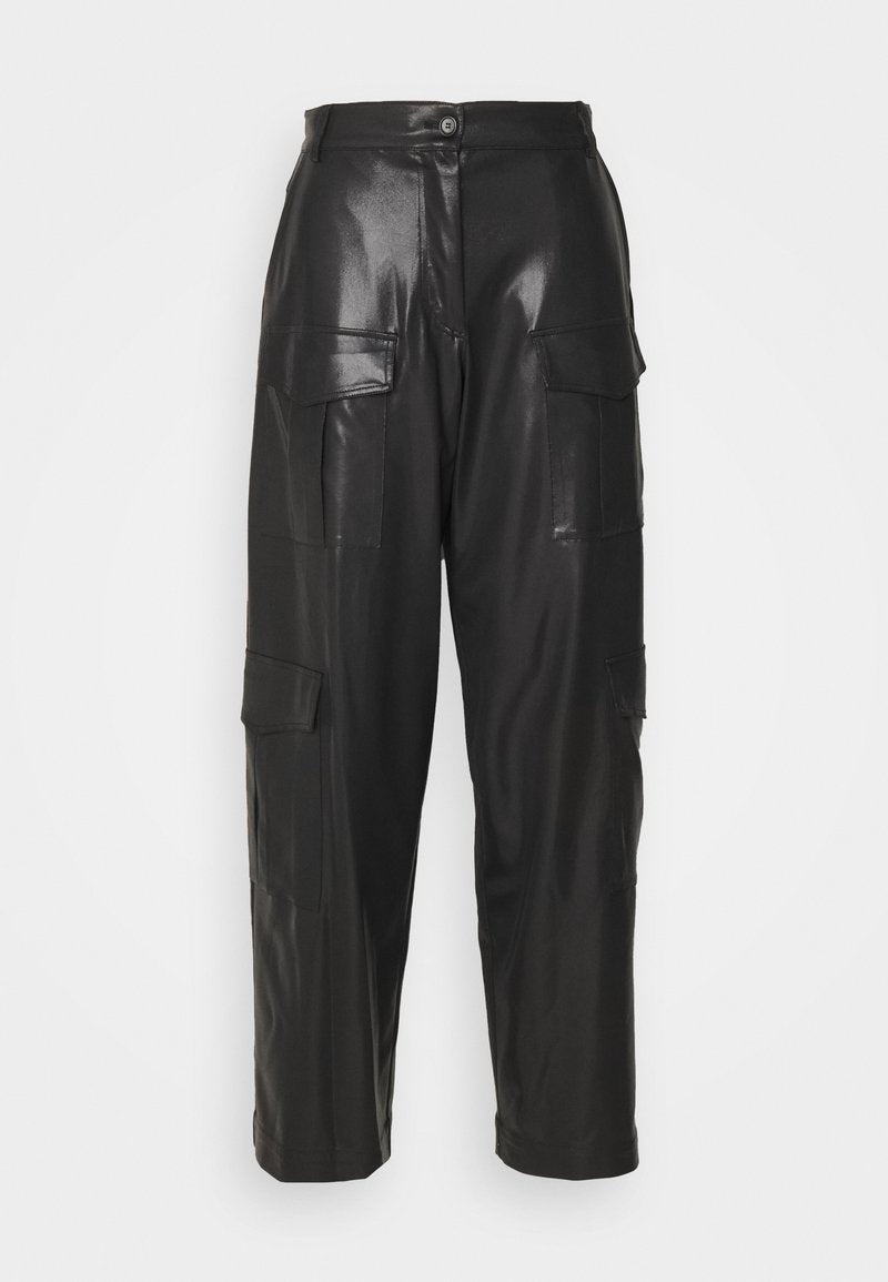 Schwarze Cargo-Hose aus Kunstleder mit hoher Taille, die mehrere Seitentaschen, einen Knopfverschluss und ein lockeres, gerades Bein-Design aufweist.