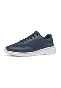Dunkelblaue Sportschuhe aus atmungsaktivem Mesh und synthetischem Material, mit weißer Sohle und dezentem Branding an der Seite.