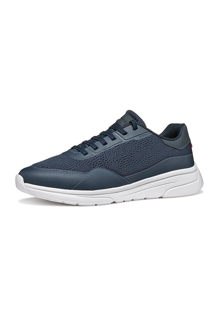 Dunkelblaue Sportschuhe aus atmungsaktivem Mesh und synthetischem Material, mit weißer Sohle und dezentem Branding an der Seite.