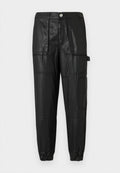 Schwarze Lederhosen mit elastischem Bund, schmal zulaufenden Säumen und mehreren Taschen. Der Stoff hat eine leicht glänzende Oberfläche.
