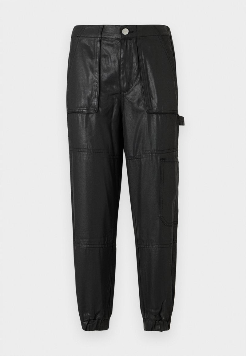 Schwarze Lederhosen mit elastischem Bund, schmal zulaufenden Säumen und mehreren Taschen. Der Stoff hat eine leicht glänzende Oberfläche.
