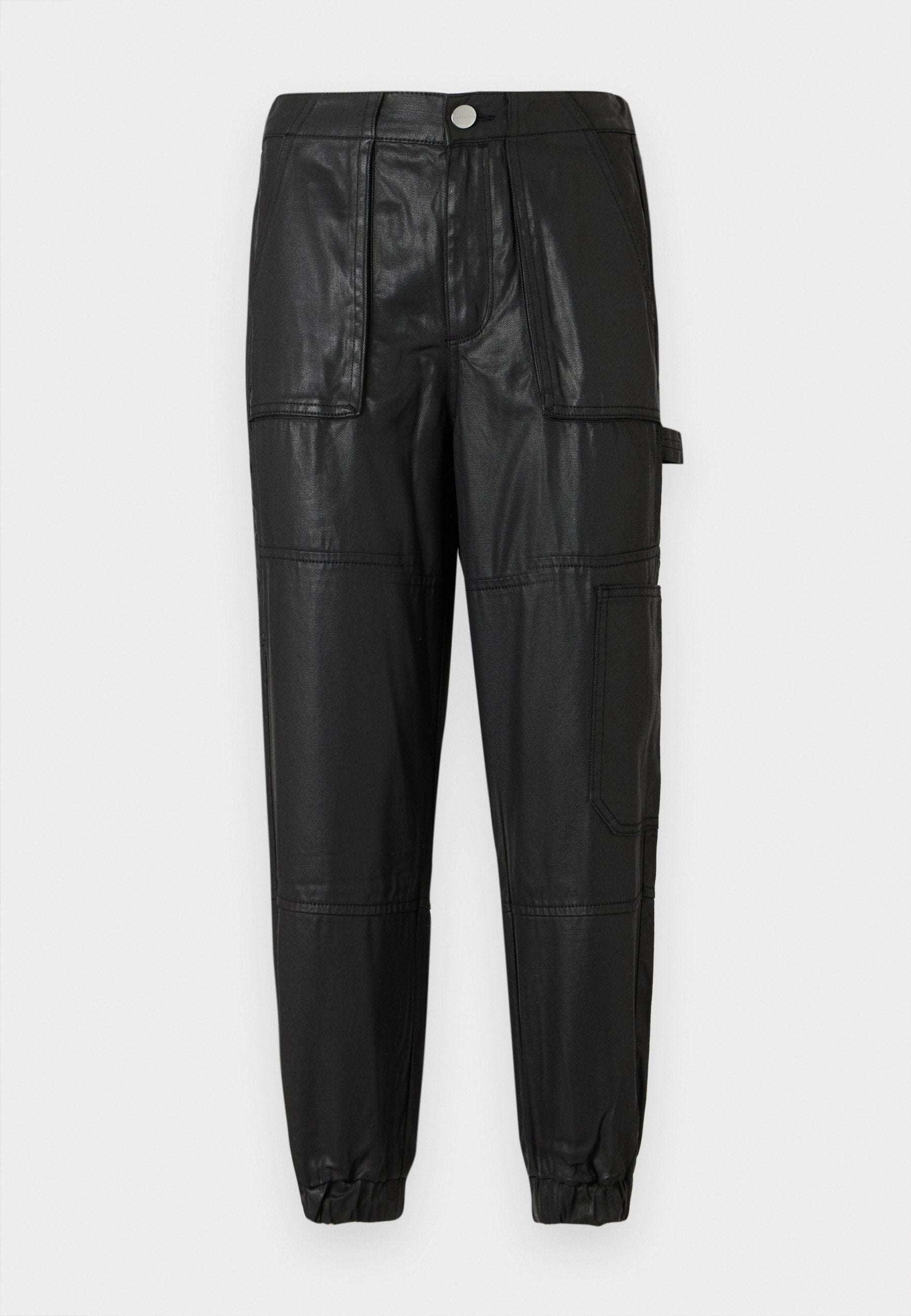 Schwarze Lederhosen mit elastischem Bund, schmal zulaufenden Säumen und mehreren Taschen. Der Stoff hat eine leicht glänzende Oberfläche.