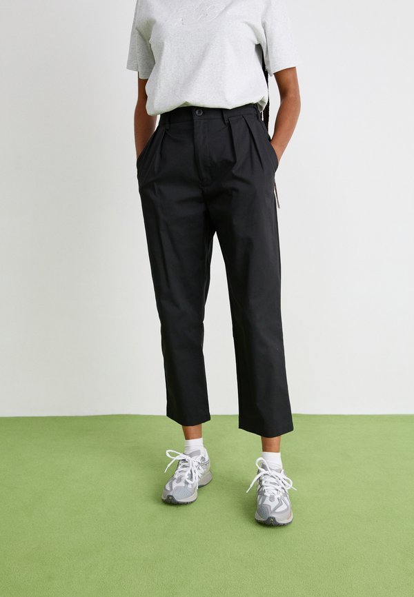 New Balance BOYLSTON TAPERED PANT - Trousers - black