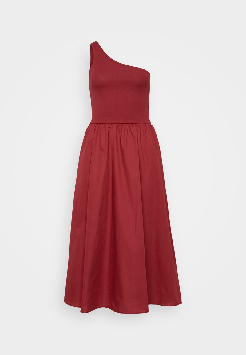 Asymmetrisches One-Shoulder-Kleid in sattem Rot, eng anliegendem Oberteil, ausgestelltem Rock in mittlerer Länge, glattes Gewebe mit subtiler Textur.
