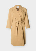 Beiger zweireihiger Trenchcoat mit Taillengürtel, Notch-Revers und mit Leopardenmuster gefüttertem Kragen, der am Ausschnitt sichtbar ist.
