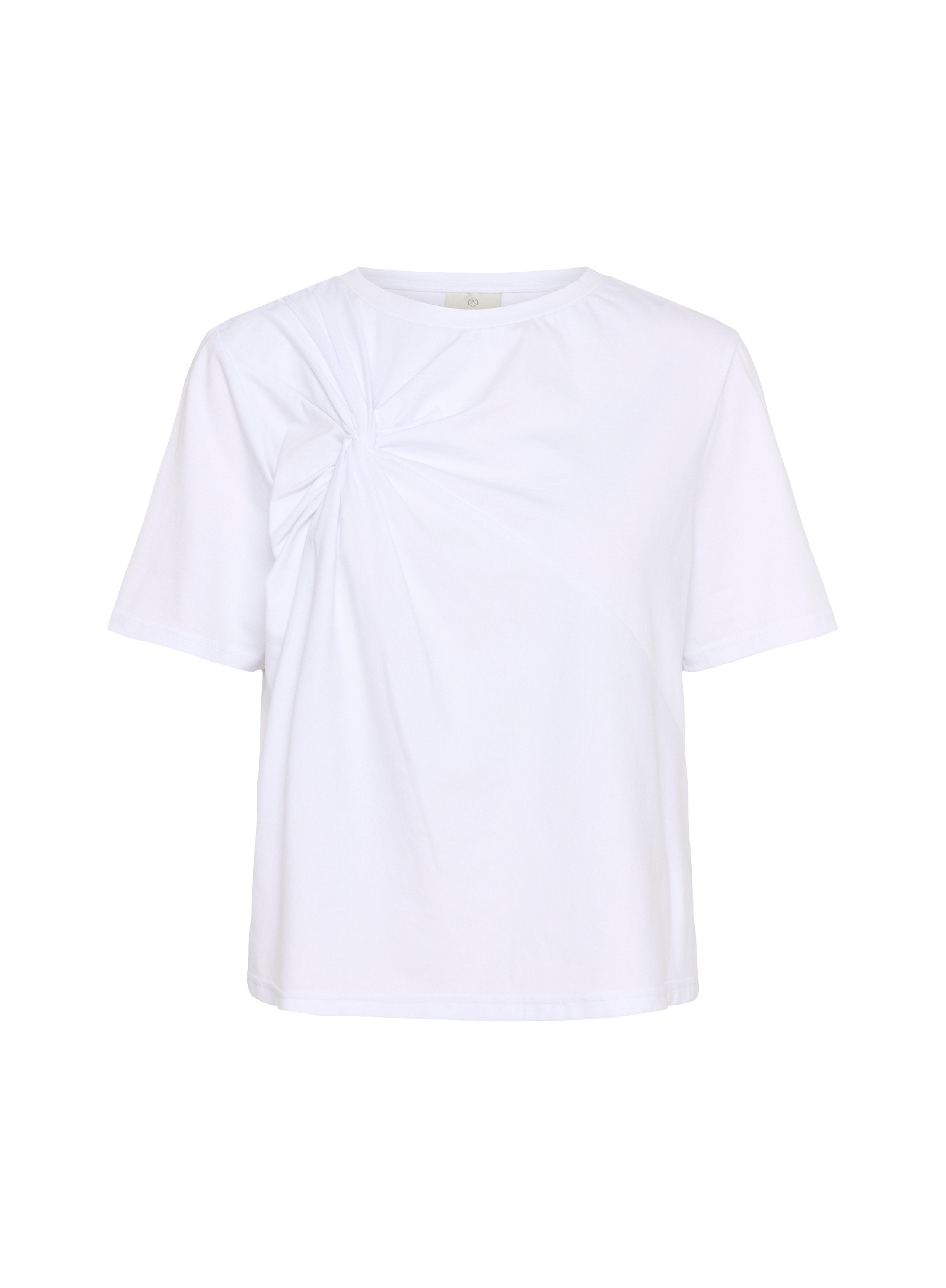 Weißes Baumwoll-T-Shirt mit rundem Halsauschnitt und kurzen Ärmeln. Besitzt ein gedrehtes Stoffdetail auf der linken Seite für zusätzliche Textur.