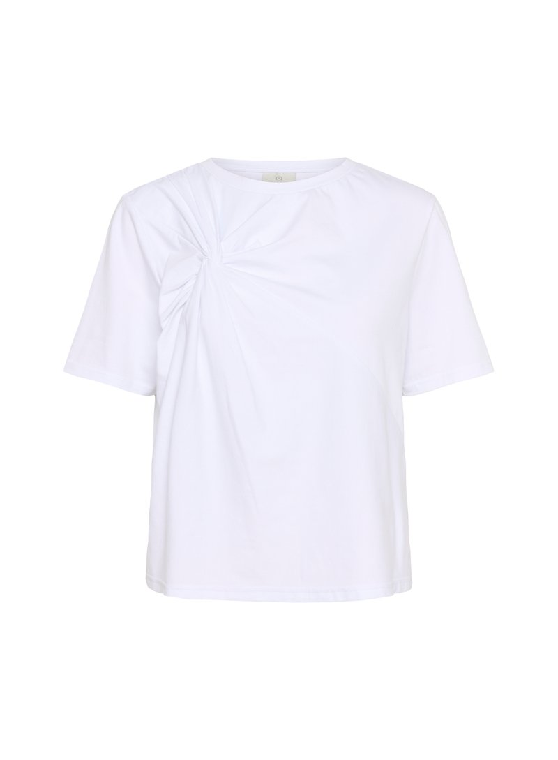 Weißes Baumwoll-T-Shirt mit rundem Halsauschnitt und kurzen Ärmeln. Besitzt ein gedrehtes Stoffdetail auf der linken Seite für zusätzliche Textur.