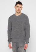 Grauer Strickpullover mit Rundhalsausschnitt, gerippten Bündchen und Saum. Verfügt über ein kleines Logo auf der linken Brustseite.