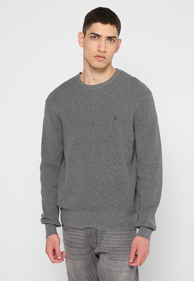 Grauer Strickpullover mit Rundhalsausschnitt, gerippten Bündchen und Saum. Verfügt über ein kleines Logo auf der linken Brustseite.
