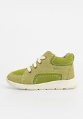 Grüne Sneakers mit einem strukturierten Wildleder-Obermaterial, Mesh-Akzenten und weißen Schnürsenkeln. Verfügt über eine abgerundete Zehenpartie und eine gepolsterte Sohle für zusätzlichen Komfort.