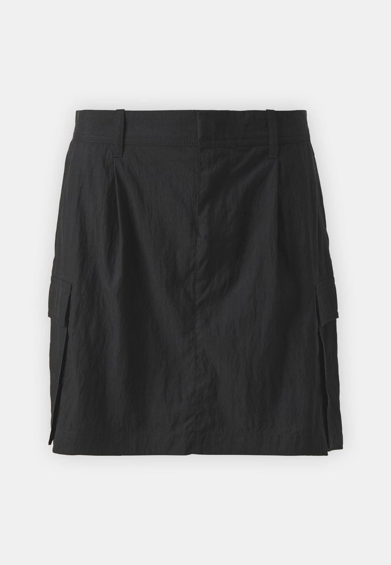 Schwarzer Cargo-Rock mit einer glatten, leichten Textur, seitlichen Taschen, geradem Schnitt und dezentem Glanz.