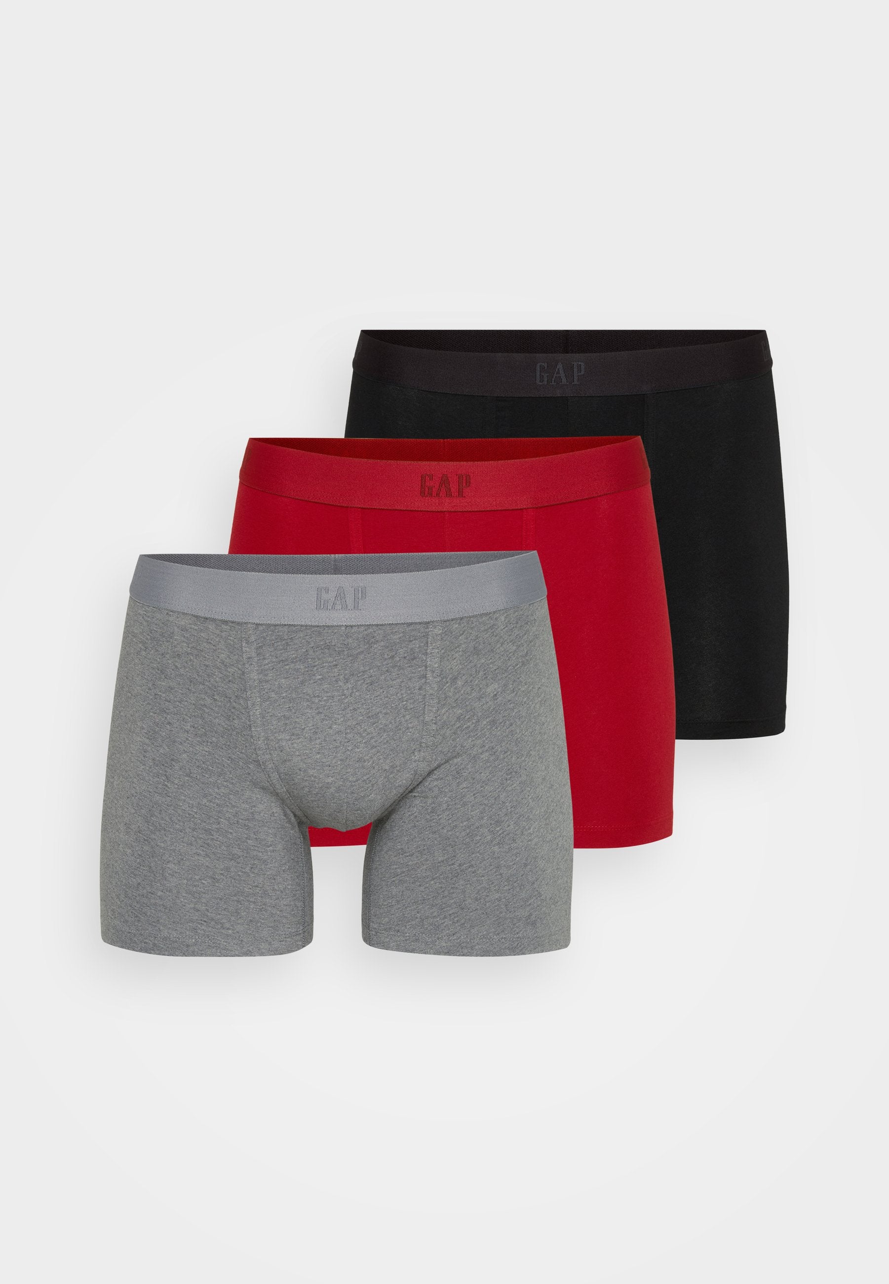 Drei Paar Boxershorts: grau, rot und schwarz. Jede hat einen weichen Bund mit dem "GAP"-Logo in kontrastierender Farbe. Glatte Stoffstruktur.