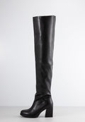 Knöchelhoche schwarze Lederstiefel mit glatter Oberfläche, hohen Blockabsätzen und lässigem Design. Merkmale sind eine abgerundete Spitze und minimale Nähte.