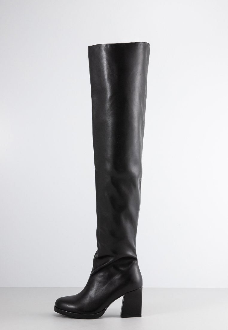 Knöchelhoche schwarze Lederstiefel mit glatter Oberfläche, hohen Blockabsätzen und lässigem Design. Merkmale sind eine abgerundete Spitze und minimale Nähte.