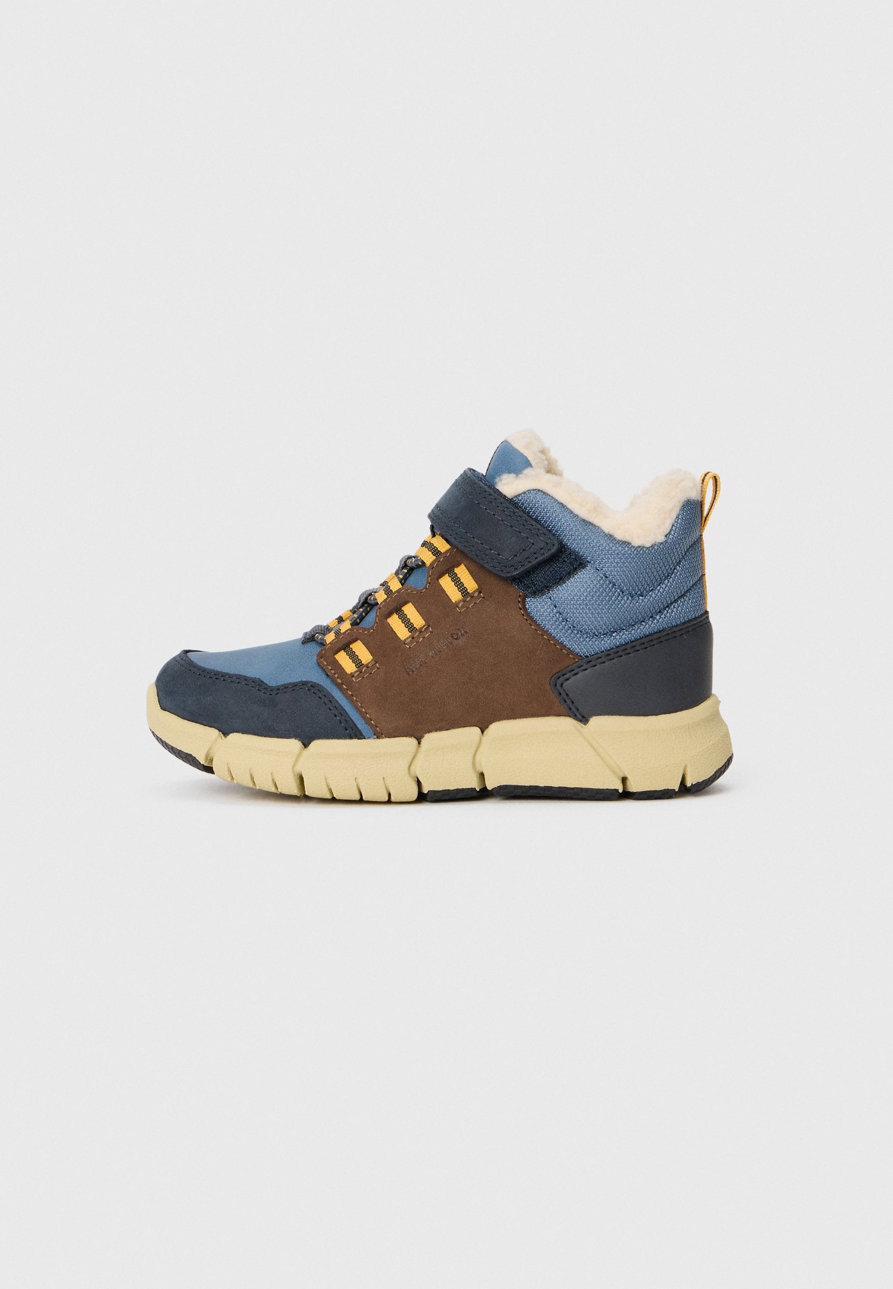 Hochkinderschuh in Hellblau und Braun mit einem flauschigen Innenfutter. Verfügt über gelbe Akzente, einen verstellbaren Riemen und eine strukturierte Gummisohle.
