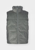 Grauer Corduroy-Puffer-Weste mit hohem Kragen, Frontreißverschluss und zwei Seitentaschen; verfügt über eine vertikale gerippte Textur und gepolstertes Design.