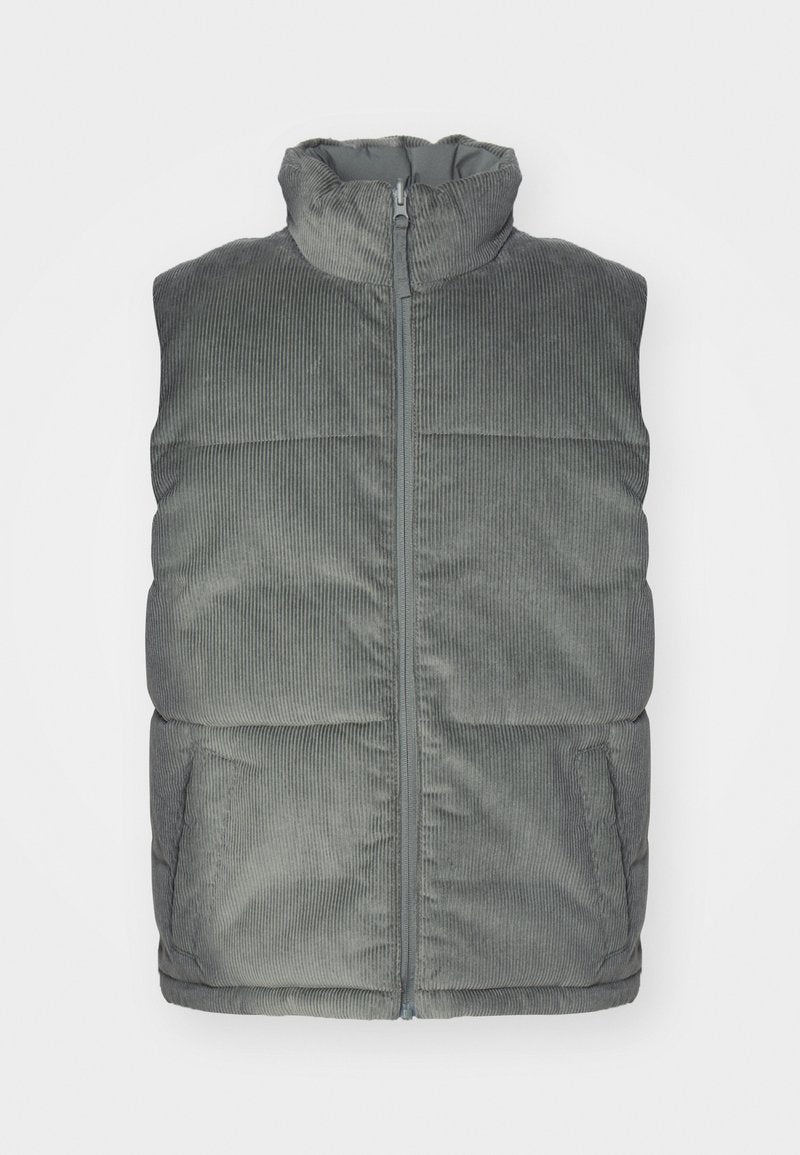 Grauer Corduroy-Puffer-Weste mit hohem Kragen, Frontreißverschluss und zwei Seitentaschen; verfügt über eine vertikale gerippte Textur und gepolstertes Design.