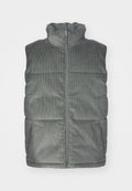 Grauer Corduroy-Puffer-Weste mit hohem Kragen, Frontreißverschluss und zwei Seitentaschen; verfügt über eine vertikale gerippte Textur und gepolstertes Design.