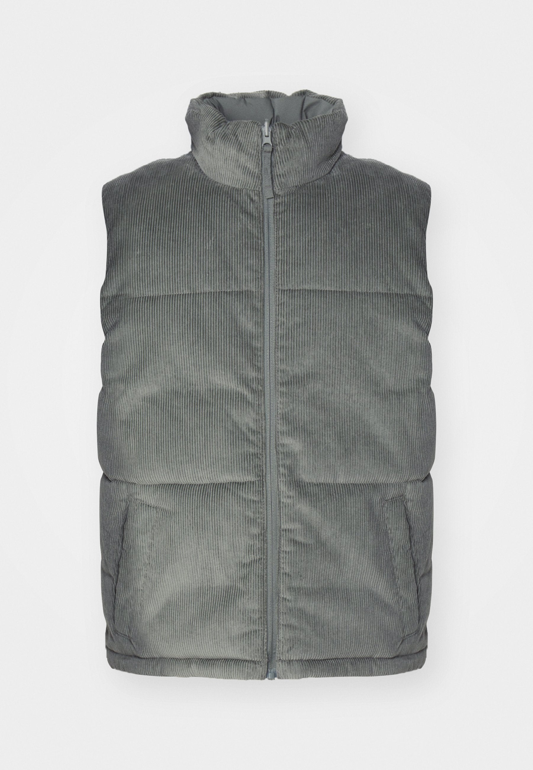 Grauer Corduroy-Puffer-Weste mit hohem Kragen, Frontreißverschluss und zwei Seitentaschen; verfügt über eine vertikale gerippte Textur und gepolstertes Design.
