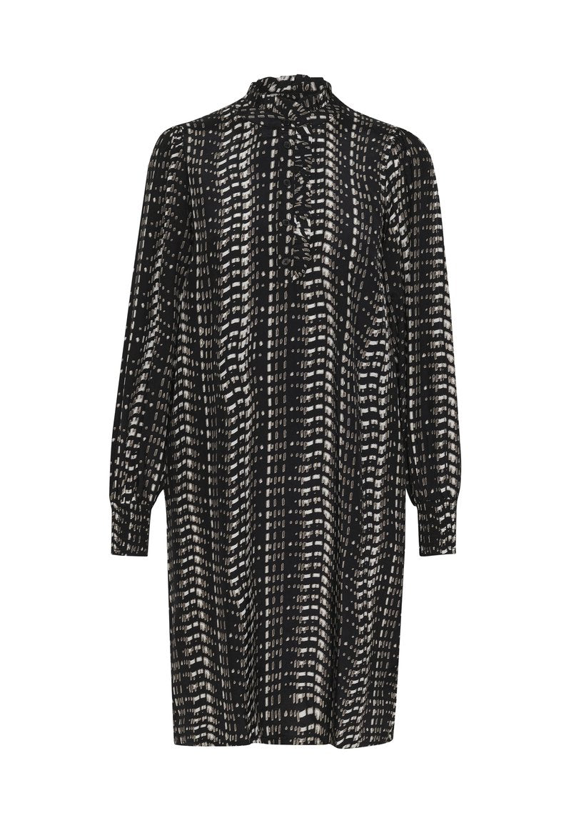 Schwarzes Kleid mit weißem abstraktem Muster, langen Ärmeln, hohem Kragen und Knopfdetails am Ausschnitt. Fließender Stoff und lockere Passform.